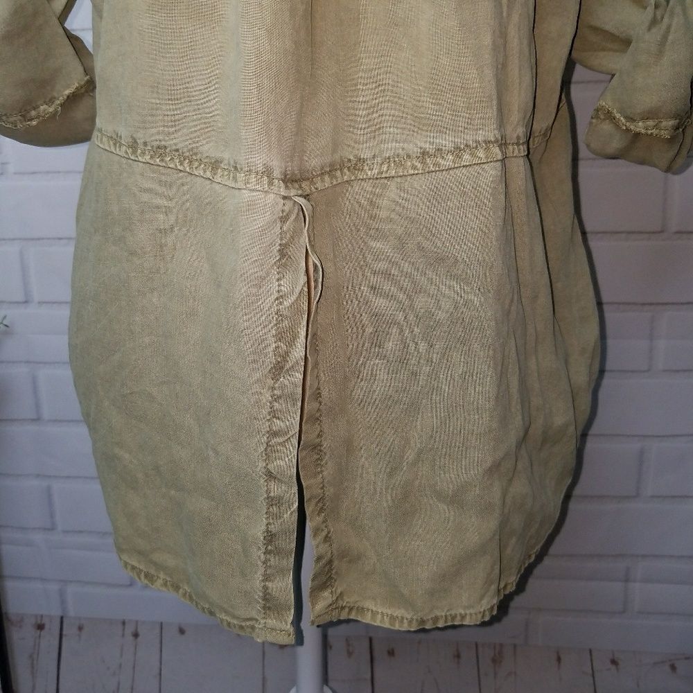 Bella Dahl Hi Low Split Back Size S Button Up Top - image 5